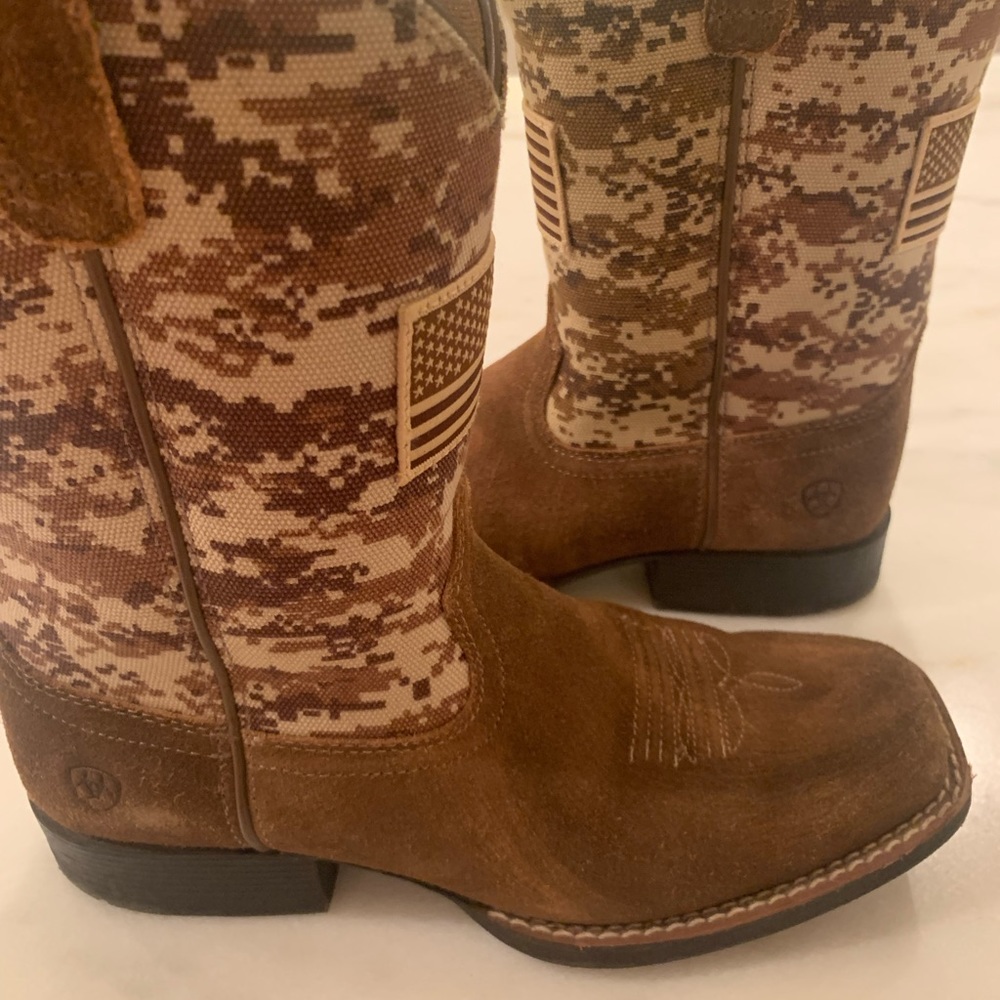 Boys Ariat Cowboy boots, size 4, EUC